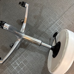 昇降機能付き　キャスタースツールの画像