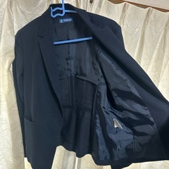 紺色のスーツジャケットの画像