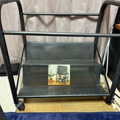 イスとテレビ台の画像