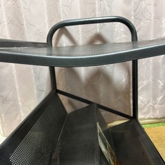 イスとテレビ台の画像