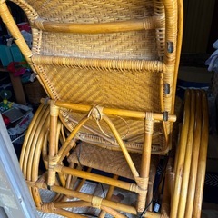 イスとテレビ台の画像