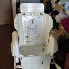 電動バウンサーと食事椅子のコンビの画像