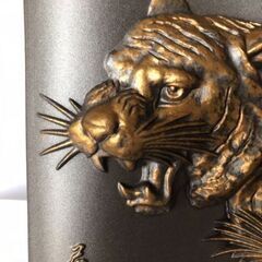 【美品】筒井英造 作 陶板「寅」 飾り皿 勇壮な虎の彫り 20×21cm 共箱・スタンド付きの画像