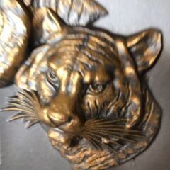 【美品】筒井英造 作 陶板「寅」 飾り皿 勇壮な虎の彫り 20×21cm 共箱・スタンド付きの画像