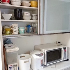 キッチンボード　食器棚の画像