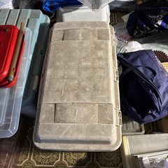 大量のセンターホイールキャップ　の画像