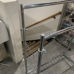 【ジモティー割】伸縮式 メタルハンガーラック（ID1716）の画像