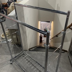 【ジモティー割】伸縮式 メタルハンガーラック（ID1716）の画像