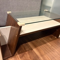 ガラス天板のローテーブルの画像