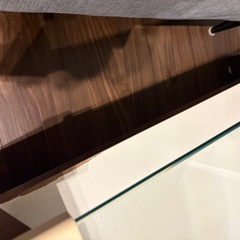 ガラス天板のローテーブルの画像