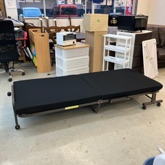 12/25まで店頭商品一部を除き半額クリスマスSALE!!開催中 　サ2512-250 折りたたみベッド ブラック 毛玉汚れ有りの画像