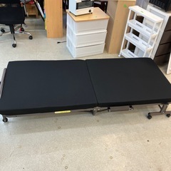 12/25まで店頭商品一部を除き半額クリスマスSALE!!開催中 　サ2512-250 折りたたみベッド ブラック 毛玉汚れ有りの画像