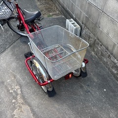 電動アシスト機能付きの三輪自転車、前後にバスケットを装備