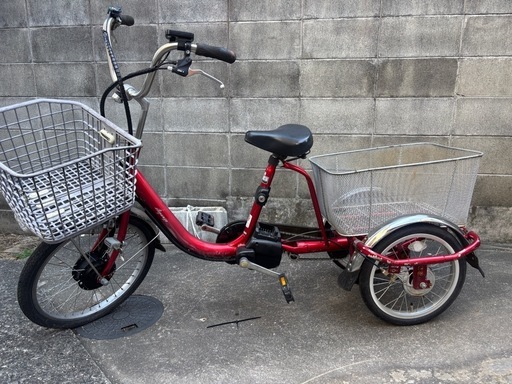 電動アシスト機能付きの三輪自転車、前後にバスケットを装備
