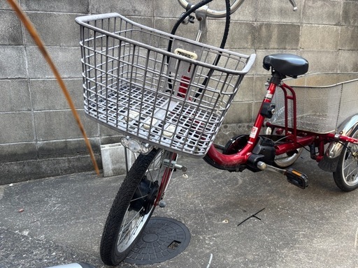 電動アシスト機能付きの三輪自転車、前後にバスケットを装備