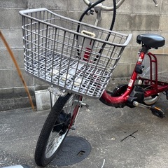 電動アシスト機能付きの三輪自転車、前後にバスケットを装備