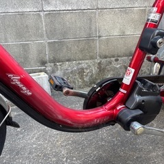 赤い電動アシスト自転車 前部バスケット付き YAMAHA電動アシスト自転車、前カゴ付き