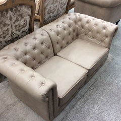 【圧倒的な存在感】2人掛けソファ　DORIS チェスターフィールドクシャナ　アンティーク調　西洋　二人掛けソファ ソファ　脚無し　アイボリーの画像