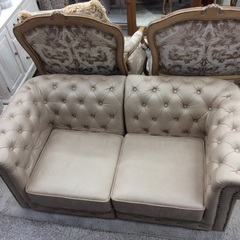【圧倒的な存在感】2人掛けソファ　DORIS チェスターフィールドクシャナ　アンティーク調　西洋　二人掛けソファ ソファ　脚無し　アイボリーの画像