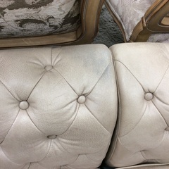 【圧倒的な存在感】2人掛けソファ　DORIS チェスターフィールドクシャナ　アンティーク調　西洋　二人掛けソファ ソファ　脚無し　アイボリーの画像