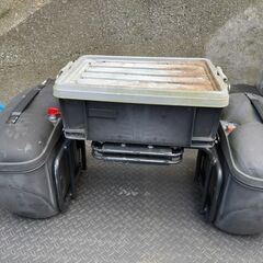 バイクの後ろ、両サイドにつけるトランクの画像