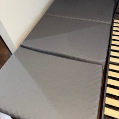 シングルベッドフレーム 高級マットレスの2点セットの画像