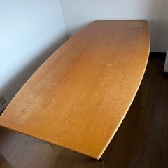 大型のテーブルの画像