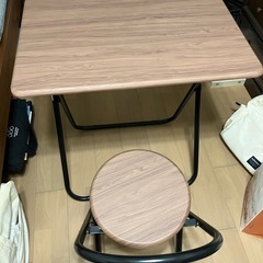 テーブルと椅子の画像