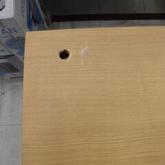 現状品 木製 デスク 机 幅124×奥行44×高73㎝ ナチュラルカラー コンセント・収納棚あり 苫小牧西店の画像