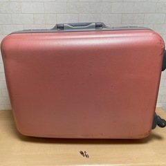 大型キャリーケース　ピンクの画像