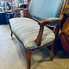 クラシック ソファ 2人掛けソファ ベンチソファ 木製ソファ アンティーク調 ソファ ヨーロピアン ソファ ヴィンテージ ソファ ロココ調 ソファ ファブリック ソファ 青 ソファ 店舗什器 ソファ カフェ什器 ソファ ディスプレイ ソファの画像