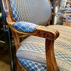 クラシック ソファ 2人掛けソファ ベンチソファ 木製ソファ アンティーク調 ソファ ヨーロピアン ソファ ヴィンテージ ソファ ロココ調 ソファ ファブリック ソファ 青 ソファ 店舗什器 ソファ カフェ什器 ソファ ディスプレイ ソファの画像