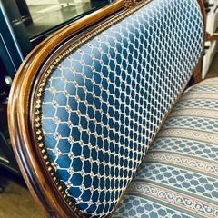 クラシック ソファ 2人掛けソファ ベンチソファ 木製ソファ アンティーク調 ソファ ヨーロピアン ソファ ヴィンテージ ソファ ロココ調 ソファ ファブリック ソファ 青 ソファ 店舗什器 ソファ カフェ什器 ソファ ディスプレイ ソファの画像