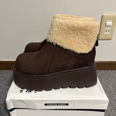 新品厚底ブーツの画像