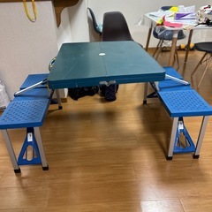 青い折りたたみ　アウトドア　テーブルセットの画像