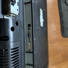 モニター27インチとケーブルの画像