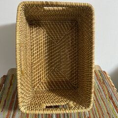 M704　無印良品 ラタンバスケット 収納ボックス フタ付 角型 の画像