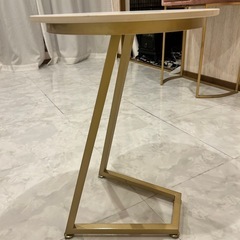 1人掛け用ソファーとサイドテーブルの画像