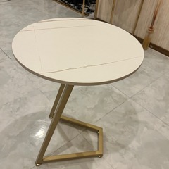 1人掛け用ソファーとサイドテーブルの画像