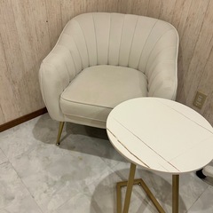 1人掛け用ソファーとサイドテーブルの画像