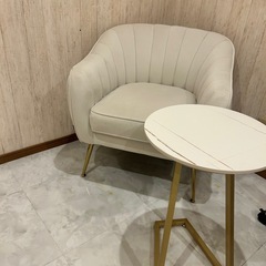 1人掛け用ソファーとサイドテーブルの画像