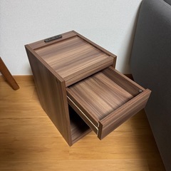 サイドテーブル　ナイトテーブルの画像