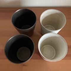 Francfranc 黒と白の陶器製湯飲み4個セットの画像