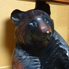 【引取限定】熊の彫刻（テーブル付）の画像