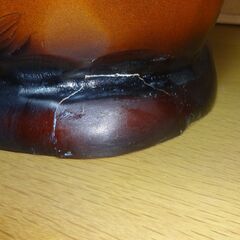 【引取限定】熊の彫刻（テーブル付）の画像