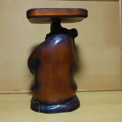 【引取限定】熊の彫刻（テーブル付）の画像