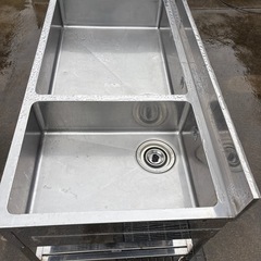 シンクとテーブルセット　
ステンレス製 2槽シンク 水切り・バックガード付 厨房 業務用 W1550×D800×H800mmバックガード150mm ・ステンレス作業台 棚 調理台 厨房 業務用 センターテーブルW1200×D750×H800mm セット の画像
