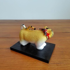 龍虎作　ちりめん&和紙『虎とだるま』置物　人形　工芸品　高さ約8.3cmの画像