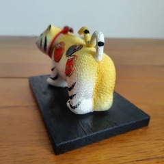 龍虎作　ちりめん&和紙『虎とだるま』置物　人形　工芸品　高さ約8.3cmの画像