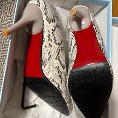 新品 Futier Land ヘビ柄パンプス 
の画像